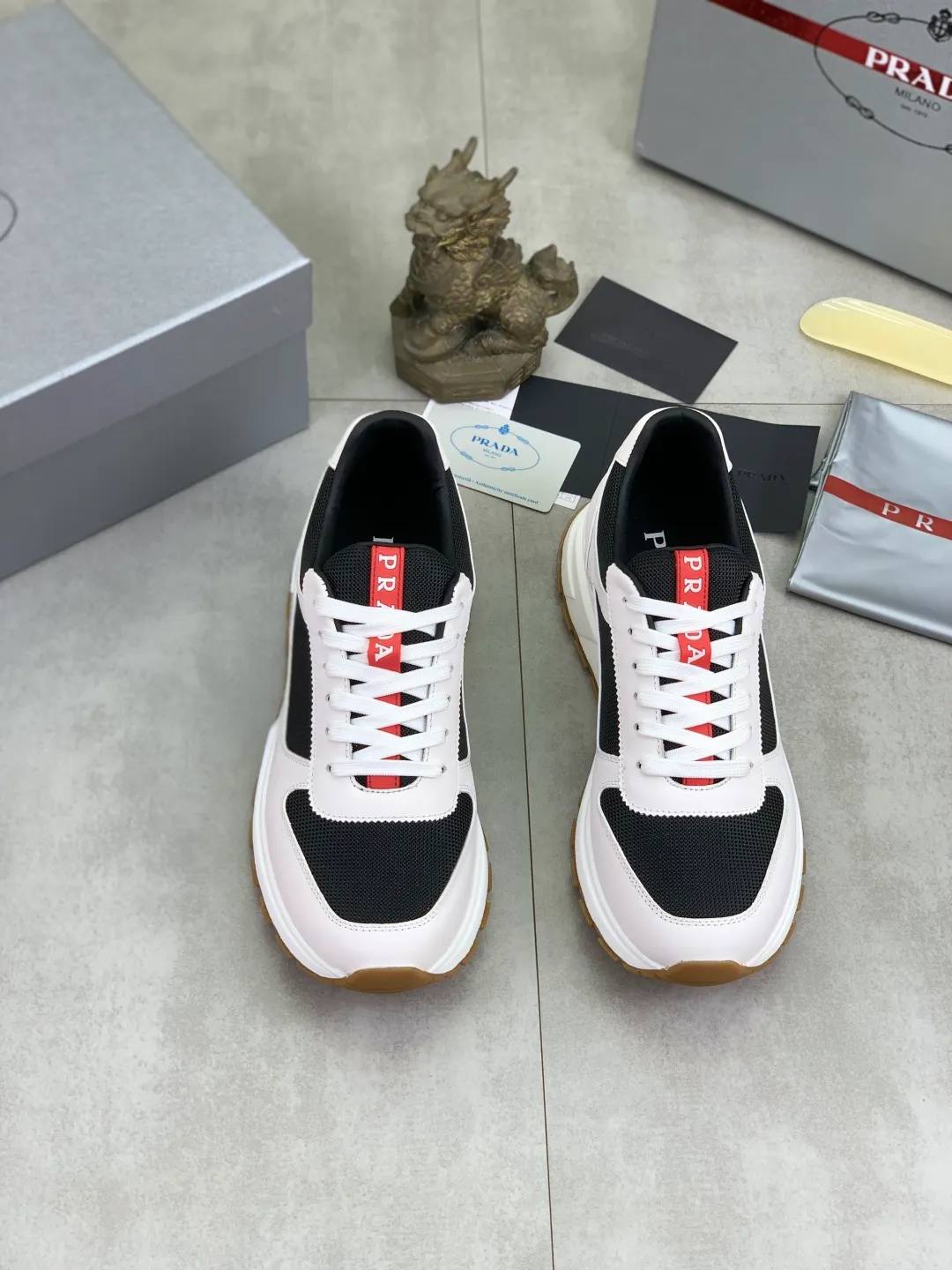 Men's shoes 💰P560💰[New model] The top version is available on the official website, 🆘 The trendy brand (Prada) mainly promotes the popular model, avant-garde and versatile fashionable men's shoes, private version mold opening, cowhide surface splicing 1:1.. Stylish and simple, original imported cowhide lining cowhide feet; the atmosphere and personality are more fashionable, eye-catching and pursuing class. It will subvert the old idea and be a must-have for fashionistas with you! Must keep it for yourself! Tall and comfortable, large and low, high-end quality workmanship. The new high-end outsole on the official website. Size: 38-45. Available in 3️⃣ colors.